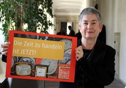 Ordinariatsrätin Dr. Irme Stetter-Karp hält ein Plakat mit der Aufschrift "Die Zeit zu Handeln ist Jetzt!" in der Hand.
